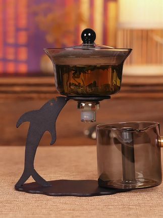 爱茶的人,怎能拒绝这套海豚自动茶具?海豚造型灵动可爱,盖碗自带滤孔,投茶、注开水、轻轻焖泡,随后靠它的自动磁吸设计,杯身轻靠即出汤,全程不用费力,每一步都让人觉得舒心 #匠心之作 #玻璃茶具 #器物之美