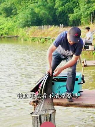 钓鱼还在看不清浮漂吗?这款加粗三角尾浮漂,让你十几米外照样清晰看漂! #小凤仙轻运动旗舰店 #小凤仙浮漂 #加粗尾浮漂 #小凤仙三角尾浮漂 #渔具