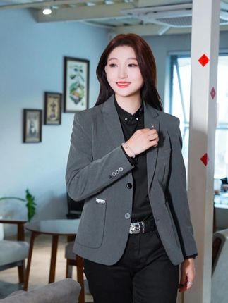 这件西服剪裁合身,显得人精神挺拔,气质瞬间上来。 #男装搭配#男士西服#西服
