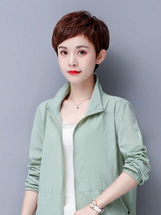 防晒衣母亲洋气上衣服阔太太气质中老年人女装妈妈装夏装夏季外套 这样的满分防晒衣你爱了吗?可以当外套也可以当防晒穿,夏天太阳很晒,,不想被晒黑晒老的姐妹们,这件防晒衣的防晒功能您可以完全放心,面料透气清凉,半高立领的设计,干练又时尚,不挑年龄,不挑身材#谁穿谁好看 #夏季新款 #遮肉显瘦 #品质女装 #防晒衣
