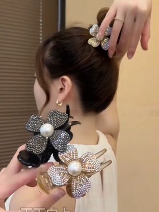 水钻花朵鲨鱼夹 后脑勺固定防塌发卡 水钻花朵鲨鱼夹 后脑勺固定用 防塌还显精致 #鲨鱼夹 #发夹 #夏季 #无限回购的宝藏单品