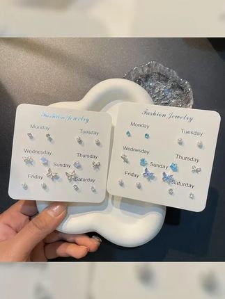 合金耳饰精致迷人 925银针气质蓝色耳钉,女孩子的独特魅力之选!简约风格,小巧可爱,耳骨钉设计,展现与众不同的个性。百搭款式,轻松搭配各种场合,让你成为聚光灯下的焦点! 赶紧抢购吧! #饰品搭配 #气质女神 #独特魅力  #耳环 #耳钉控