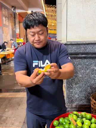 终于吃到了酸甜可口的青皮蜜橘 !馋了好久,真的巨好吃解腻~非常新鲜,皮薄汁水多 没有籽 很甜很清新的橘子香!吃不腻~#蜜橘 #橘子 #优质农产品 #新鲜应季水果 #大暑消夏开吃啦