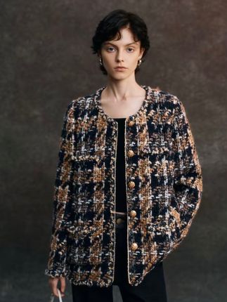 老杨家高货推荐【鎏金琥珀小香】穿高货的富婆姐妹必入款!对标柜里上万元的品质!大牌同源面料来自于法国进口J.T粗花呢~收到货全部带正版厂牌!上身非常惊艳!质感非常棒,柔软又挺括。琥珀色的鎏金线条在阳光下会微微闪光,低调又奢华,完全就是千金大小姐的既视感!小香风的经典编织纹路搭配金属纽扣,复古又时髦。 重点是这件外套完全不挑场合!约会逛街可以穿,上班开会也完全hold得住。保暖性也很不错,已经列入本人今年很爱的外套前二了!!#小香风外套 #香奶奶穿搭 #高端定制女装 #穿搭显贵 #高质感穿搭