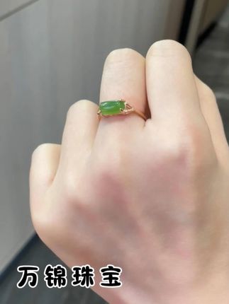 🌸这是俄罗斯碧玉苹果绿蛋面戒指,你戴上它,你的心情都会特别的好!心情才是无价的!#万锦珠宝店铺 #美玉 #珠宝首饰 #苹果绿 #心情好一切都好