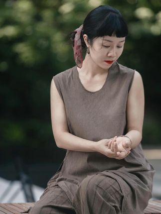 晃悠的植物染衬衫,装满了整个夏天的闲适。 #棉麻女装 #慵懒风穿搭 #复古穿搭 #文艺穿搭 #左岸迷香南通店
