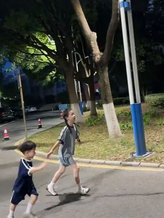我想做60分的及格妈妈 剩下的40分用来爱自己 我有什么 才能带给孩子什么 远离消耗你的人和事 妈妈好好关心自己的内心 自洽而放松 孩子才能活得快乐和松弛 爱不是枷锁 而是成全彼此 我相信父母活得快乐 孩子才能活出幸福 #当妈妈后 #带娃 #宝妈情感共鸣 #爱孩子也爱自己 #只有宝妈才懂吧