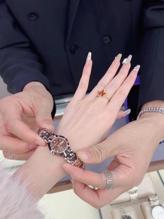 手表是会说话的,高级感穿搭走出去,往往会更加自信迷人#高端腕表 #手表推荐 #女士手表 #女表