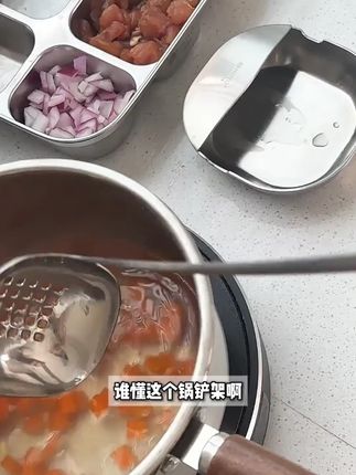 做饭的锅铲不用的时候可以放这个碗托里,方便拿取又卫生易清洗 #锅铲架 #汤勺架 #厨房好物 #锅铲架托 #厨房好帮手