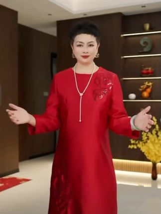 高端轻奢气质女装宽松显瘦长款连衣裙8816 高端轻奢气质女装宽松显瘦长款连衣裙8816#连衣裙 #谁穿谁好看 #穿出自己的风格 #女人味十足 #精致优雅