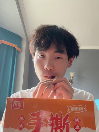 嚼个不停,太有味儿了! #零食推荐 #追剧小零食 #吃货 #友伦手撕鸡肉干 #臻生食品