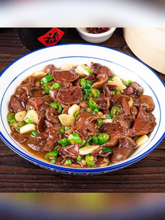 这个红乳牛肝处理的很干净,做法简单,可以炒肉,炒腊肉,炒辣椒,真的太好吃了,口感脆爽滑嫩,怎么做好吃!#红乳牛肝菌 #你们吃过吗 #云南特产美食 #蘑菇 #美食推荐