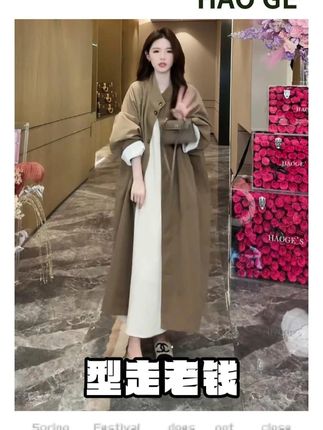 浩哥严选●型走老钱风衣外套是浩哥家2025年出的一款非常显瘦遮肉且非常慵懒有腔调的一款风衣外套,衣服是那种长款廓形的版型,虽然是长款,但是小个子也能驾驭,上身就是那种韩女的感觉,秋天里面搭个连衣裙,外面套这个风衣不要太好看!不要再买千篇一律的风衣了,试试这种有腔调的衣服。#全抖音都在仿热巴琥珀系造型 #早秋不费力显贵穿搭 #显瘦遮肉穿搭 #衣服基础穿搭不基础 #风衣外套中长款