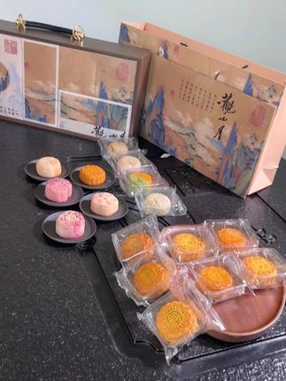 我观山川明月,借儿时月饼的味道,我们共赴一轮明月 故时光观山月木制月饼礼盒糕点广式蛋黄莲蓉月饼送亲送友支持定制#送礼佳品 #礼盒 #月饼 #中秋 #团圆