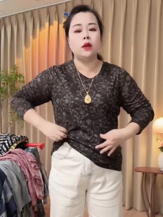 咖色显高级显气质女士长袖上衣透气舒适单穿内搭都档次 咖藤蔓 欧货气质藤蔓花纹百搭长袖打底设计圆领印花T恤上衣1814#秋冬穿搭 #大码女装 #胖瘦都能穿 #高级感穿搭 #谁穿谁好看