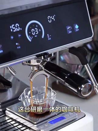 这台研磨一体的咖啡机, 它拥有双泵双加热的功能,可以实现萃取打奶的同时操作,节省你的宝贵时间。整体由不锈钢打造而成,坚固耐用。配备触控一体数显彩屏,轻松操控各种功能。更有三档温度可调节,满足你对不同口感的需求。价格便宜,质量好。工厂直销,生产厂家批发。#全自动咖啡机 #全自动咖啡机推荐 #全自动咖啡机怎么用 #全自动咖啡机厂家 #自动咖啡机厂家