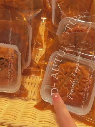 这个月饼袋颜值真的绝了! 高透加厚的月饼包装袋真的很高级,现在活动价一百底托加一百个包装袋真的超级划算w#月饼包装袋 #月饼包装 #月饼季 #中秋月饼 #加厚月饼袋