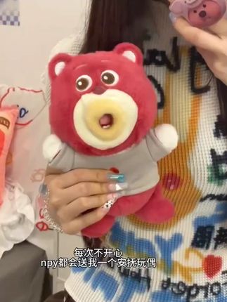 趣巢香肠嘴唱歌娃娃生日快乐毛绒丑萌玩具大学生录音嘴替O嘴玩偶#毛绒玩具 #唱歌娃娃 #大学生玩具 #丑萌玩偶 #录音玩具