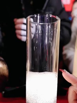 老窖金牌酒天鸿顺运(纯粮酿造)木森竟然把粉丝期待已久的泸州老窖金牌白酒打下来了,老窖金牌天鸿顺运,浓香醇厚柔顺浓郁,余味绵长,酒质清澈,口感醇正,回味悠长,采用千年古法酿造,拥有天然酿酒资源,纯粮酒水(原料:水、高粱、小麦)配备精致礼盒礼袋包装,送长辈送爸爸送朋友都非常合适,喜欢喝52度浓香型白酒的朋友闭眼入~#白酒推荐#老窖金牌#泸州老窖#好酒推荐#木森大舞台