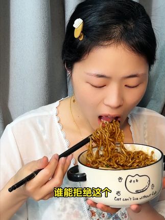 不是,这个蒜泥牛肉荞麦面也太好吃了吧#荞麦面 #粗粮 #代餐 #蒜泥牛肉 #冷卡荞麦方便面
