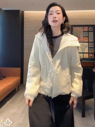 轻奢连帽棉服,秋冬暖感天花板 羊毛混桑蚕丝,轻盈锁温不压身,宽松连帽藏肉显瘦。冷风钻不进,时髦藏不住,过冬就靠它,超好看! #品质女装 #穿出高级感 #时髦精 ##轻奢女装 #棉服外套