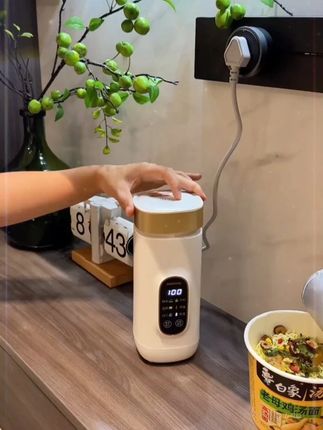 既是个#烧水壶 又是个#保温杯,出门在外随时随地都能喝上热水了!小巧精致的瓶身出门携带很方便!旅行必备!#出差旅行必备 #便携式烧水壶 #烧水杯 X