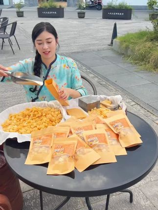 出摊啦!出摊啦!梨膏糖本草熬制清清凉凉 休闲小糖果多种本草雪梨川贝慢火熬制#休闲小糖果多 #梨膏糖 #糖果