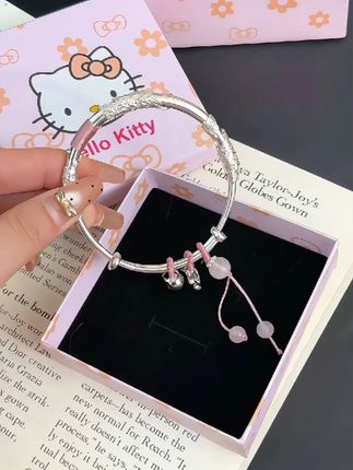 你问我要不要,我肯定说不要,但如果你主动送给我,我肯定满世界炫耀~#惊喜 #手镯 #少女心#爱了爱了