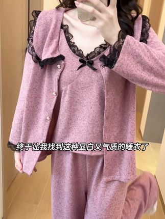 家人们!睡衣界的 “氛围感女神” 来啦~ 自带胸垫解放胸部,粉紫调 + 蕾丝,把温柔和精致焊在身上,软乎乎面料像陷进棉花糖,宅家也能美到冒泡~#睡衣家居服 #睡衣控 #在家也要美美哒 #家居服推荐 #带胸垫睡衣