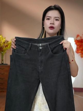 男士必备的一条宽松直筒牛仔裤,秋季厚款一件适配任何场合。 #男士牛仔裤 #品质男装 #商务休闲 #直筒牛仔裤男 #老爷车品牌男装