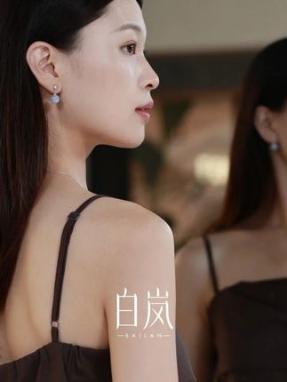 花砖蓝纹玛瑙耳钉|蓝白相间的玛瑙纹路像流动的海浪,银托做得精致不抢戏,刚好衬出玛瑙的温润光泽,上耳大小适中,不坠耳却很有存在感#白岚 #白岚花砖蓝纹玛瑙耳钉 #白岚耳饰 #白岚薄荷曼波 #抖音商城超级品牌日 ED4659 XL5649-WC2508