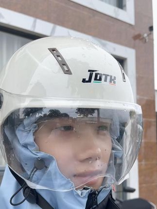 暴雨来袭,这款电动车雨衣让你出行无忧。#电动车雨衣 #骑车必备 #骑行