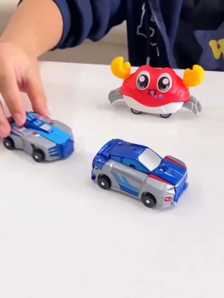 咔咔合体的变形汽车,轻轻推出滑行一段就能和前车合体变形,别的小朋友有的你也要有! #变形玩具车 #玩具车 #新奇好物 #解压玩具 #爆裂飞车