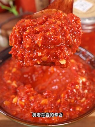 3-122老磨盘转出来的家乡辣,石磨压过的辣椒碎,裹着蒜蓉的辛香,这口老味道,是机器磨不出的烟火气。#辣椒酱 #美食推荐 #无辣不欢 #婺农馋 #农村美食