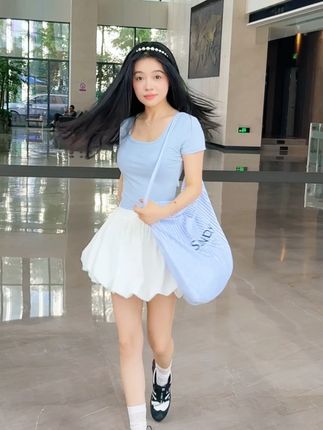 这种穿一件出门的短袖 现在还有吗#运动上衣 #短袖t恤 #休闲减龄穿搭 #显白才高级 #实穿主义者的衣橱分享