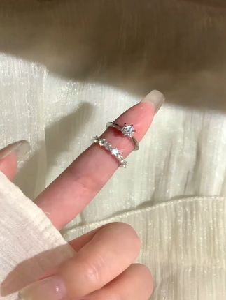 T家六爪与七公主排戒叠戴的神仙搭配 经典的百搭六爪主钻璀璨,似独属于你的耀眼星光;七公主排钻环绕,如众星捧月,点亮温柔。二者叠戴,是浪漫与精致的交织,为指尖添上梦幻光彩,尽显优雅气质。#经典六爪 #七公主排戒 #首饰分享 #叠戴戒指 #莫桑钻