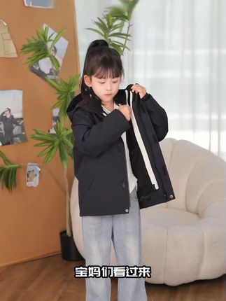 耐磨又抗造,孩子户外撒欢都不怕! #骆驼冲锋衣 #儿童穿搭 #骆驼儿童冲锋衣 #高品质童装
