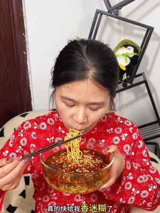 红烧牛肉满溢香,一桶入魂,解馋超顶饱#经典红烧牛肉面 #速食泡面 #泡面美食 #好吃的不得了