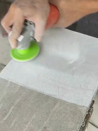 装修师傅都在用的瓷砖修边磨片,角磨机装上就能磨边倒角,修边光滑不崩瓷超省心。#瓦工 #瓷砖铺贴 #五金工具 #磨具磨料 #高性能实用工具