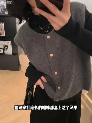 谁还没有这件小金扣马甲!!简直绝了!!真的好好穿到根本脱不下来!有慵懒松弛又有时尚高级感!叠穿打底衫或衬衫都好好看!#内搭外穿都好看 #穿出高级感 #秋冬穿搭 #马甲 #谁穿谁好看