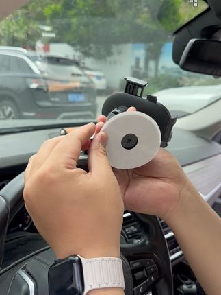 推荐一款好用的吸盘支架,稳固不晃动,主要角度可以随意调节#车载手机支架 #汽车好物