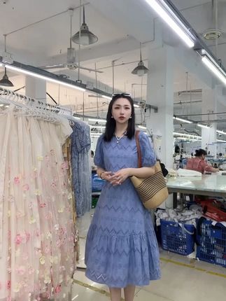 A字型连衣裙宽松连衣裙黑白基础色调简单大方显瘦法式的 A字型连衣裙宽松连衣裙黑白基础色调简单大方显瘦法式的#A字型连衣裙 #面料柔软舒适 #显瘦显高显腿长 #显瘦显高显气质 #遮肉显瘦遮肉减龄
