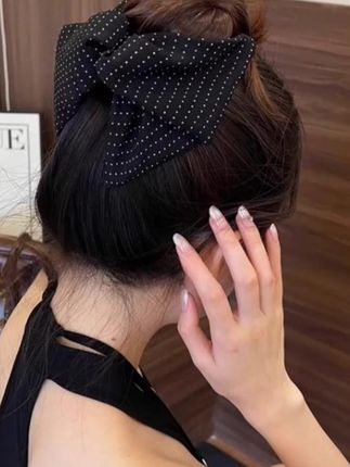 看似简单实则拿捏的三角抓夹,走得了日常通勤又拿捏的住聚会气场#我可太爱了#夏日清凉发型#网红发饰
