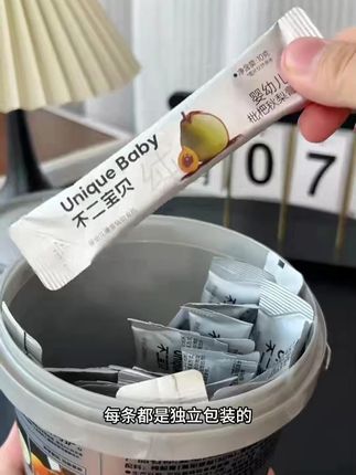 入秋以后, 天气啊更加干燥了, 你就每一次一条往这个水里一加, 你看着这个小孩 咕咚咕咚能喝一大杯水, 再也不喊渴了, #枇杷秋梨膏 #润喉 #好物推荐 #回购率超高 #抖音入手好货