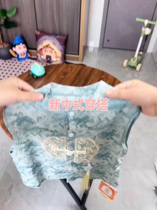这套新中式颜色真的超显白呀~面料柔软又凉快,上身就是富家小少爷的感觉#夏季穿搭 #国风古韵 #古风男孩 #高品质童装 #国风套装