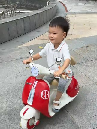 鲜艳红色超吸睛,电动驱动超平稳。孩子驾驶超开心,小区里超拉风!#高颜值电动车 #儿童电动车 #酷炫座驾 #骑上小摩托 #无忧无虑的童年