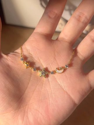 洗手时摘下来,才发现众星拱月的细节在掌心投了细碎影子 #周六福 #众星拱月 #七夕 #生日礼物