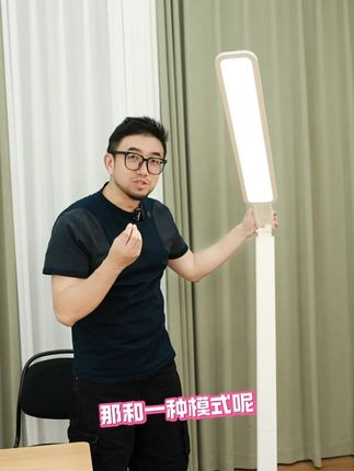 适合多种场景的大路灯 美国品牌芯片 上翘灯头照亮书桌每个角落 #大卫爸爸  #迷你大路灯  #护眼灯推荐  #5A护眼认证  #双11