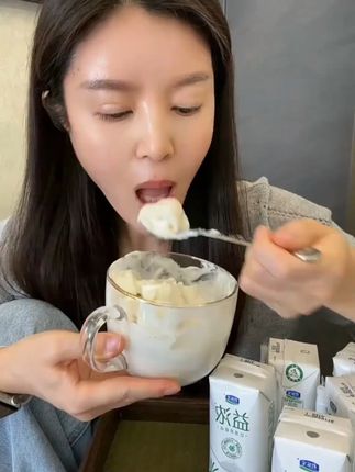 自律期用它拌香蕉 火龙果 麦片真的太合适了 #君乐宝 #益浓酸奶