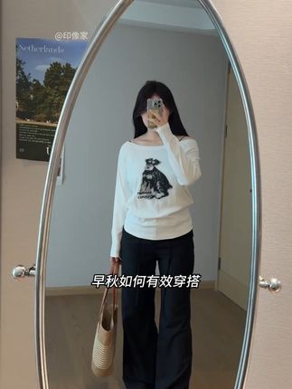 斜肩长袖T恤通勤慵懒小狗印花一字领露肩打底衫!#今日穿搭#御姐风穿搭#斜肩上衣#一字肩T恤#韩系穿搭